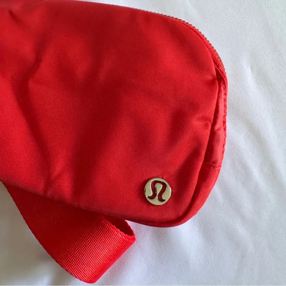 🆕❤️ OG Lululemon Everywhere Belt Bag - Autumn Red - Picture 2 of 8